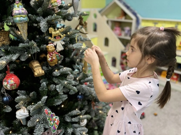 Наши маленькие помощники превратили дом в зимнюю сказку! Наши маленькие помощники превратили дом в зимнюю сказку!